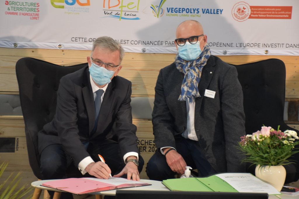 Signature de la charte d'engagement au lancement de l'association Beauce-Val de Loire, le 9 mars 2021 à Coinces